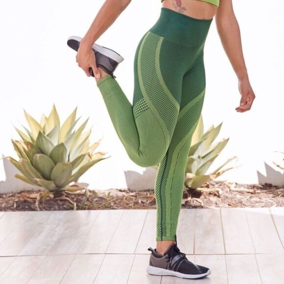 ✨ Fabletics High-Waisted Seamless Turbo Legging✨ - Picture 1 of 11